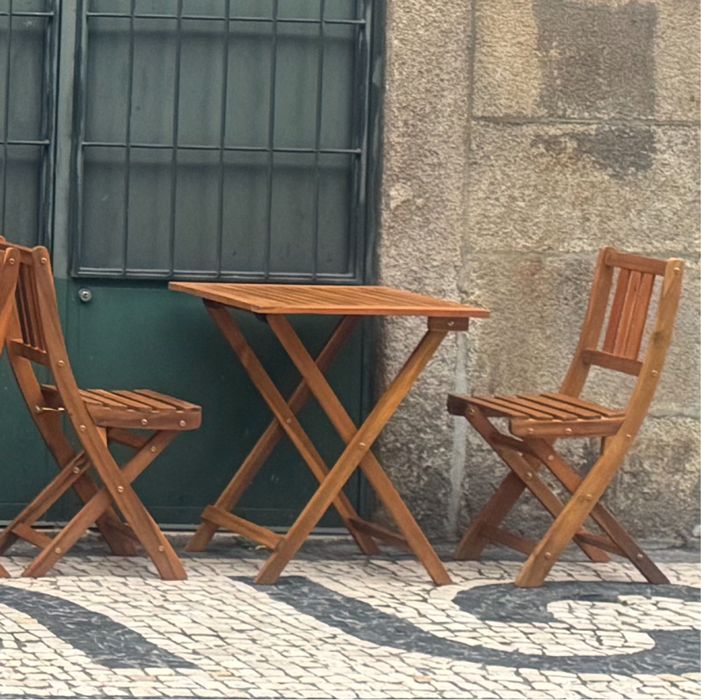 Vendo conjunto de três cadeiras de jantar dobráveis, novas