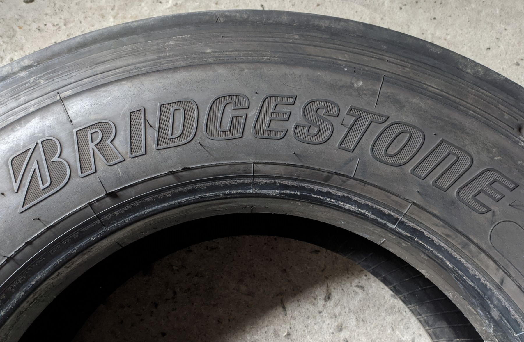 Шини б в всесезонні R19.5 285/70 Bridgestone R-Steer 002 R-Drive компл