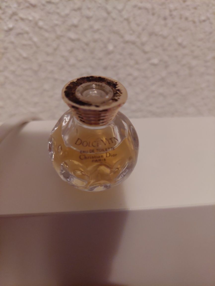 Perfumes em miniatura antigos