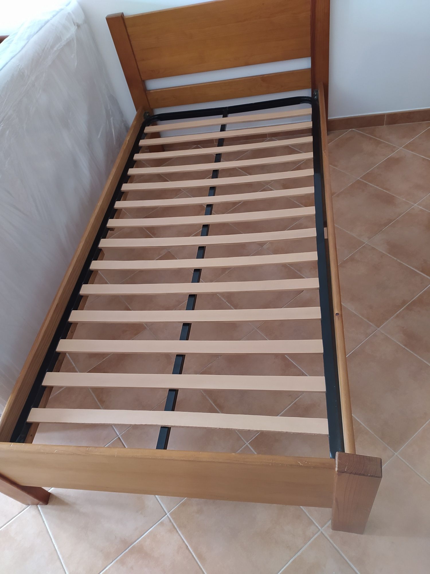 Vendo Cama solteiro com colchão e estrado