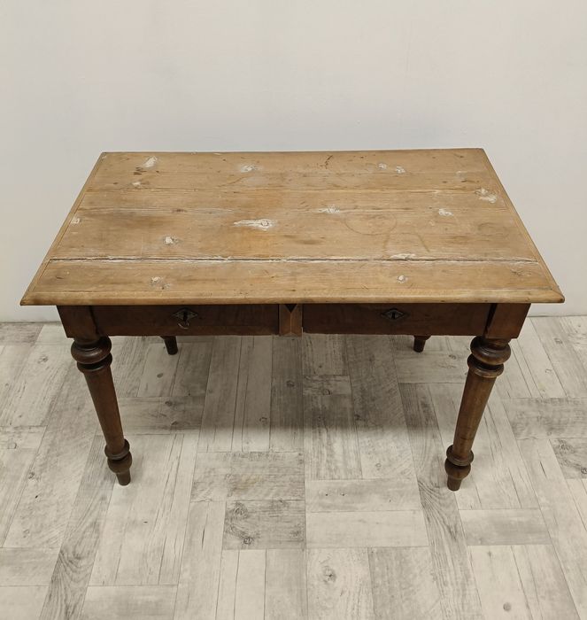 stary drewniany stół wiejski do kuchni altany siedliska pergoli