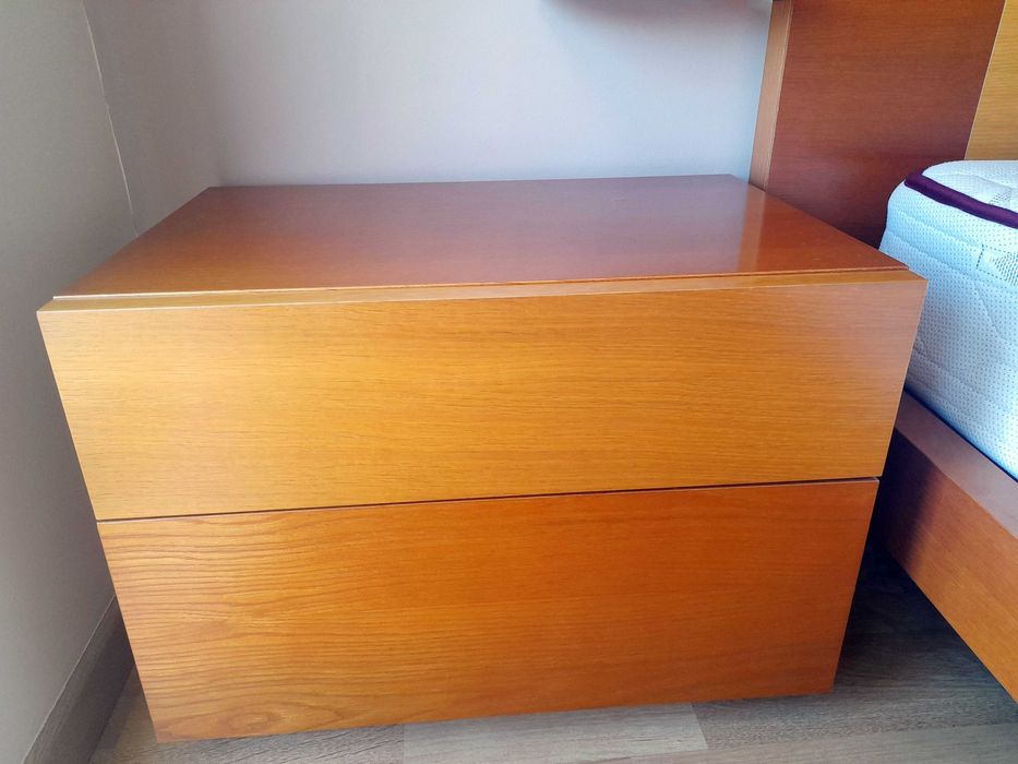 Mobilia de Quarto: cama de casal, 2 mesas de cabeceira, 2 cómodas