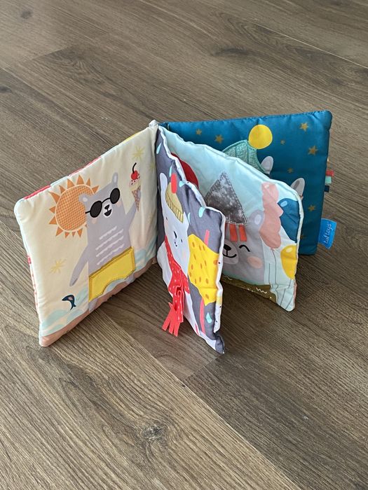Розвиваюча м’яка книжка для візочка taf toys що вдягне ведмедик пол