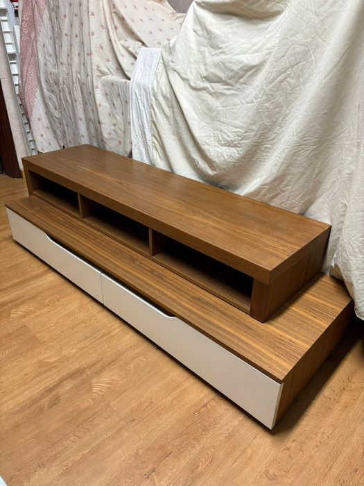 Móvel TV em MDF folha de nogueira com prateleira suspensa