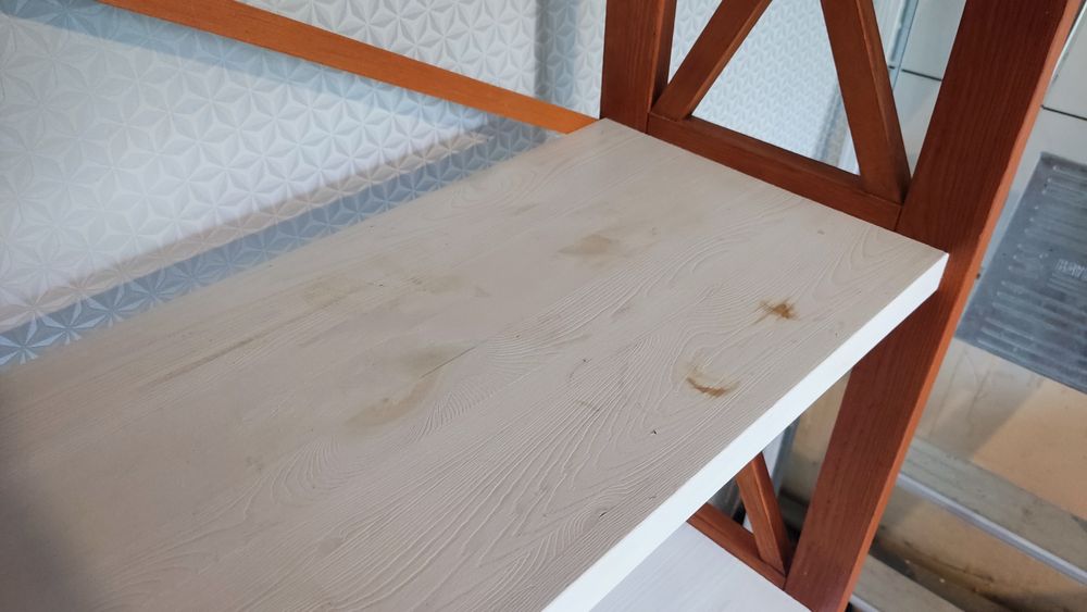 Regał drewniany bardzo ładny. 2 półki wymagają odmalowania. Stan b.db.