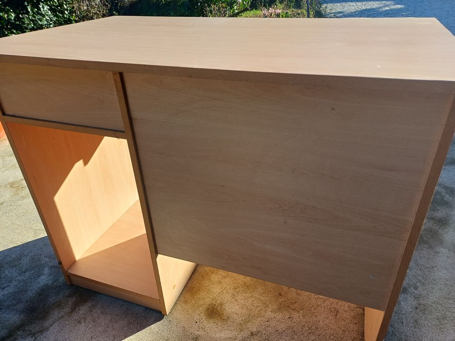 Secretária em  bom estado