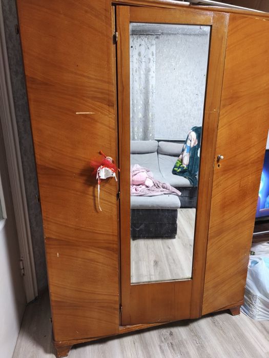 Віддам безкоштовно стару шафу. Самовивіз.