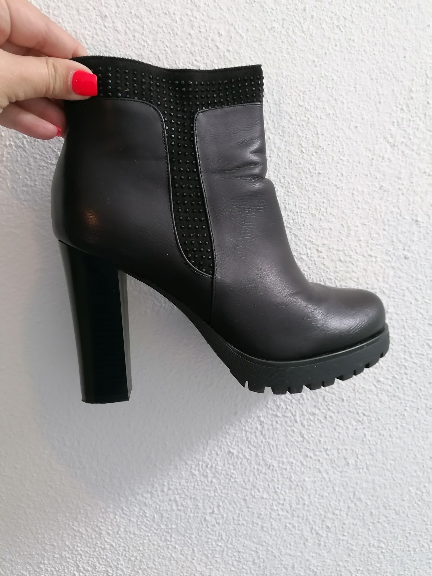 Bota com salto alto largo, brilhantes e fecho lateral - tamanho 40