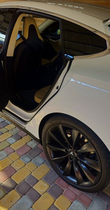 Продам Tesla S p85+