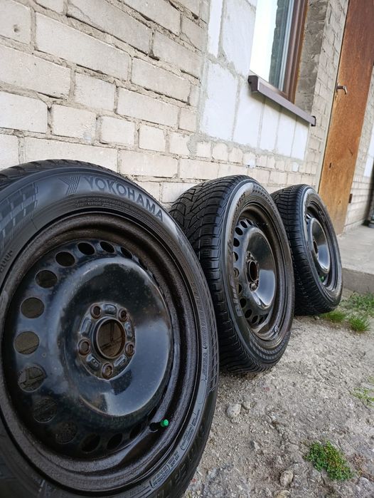 Opony zimowe Yokohama 215/55 R16 na stalowych felgach