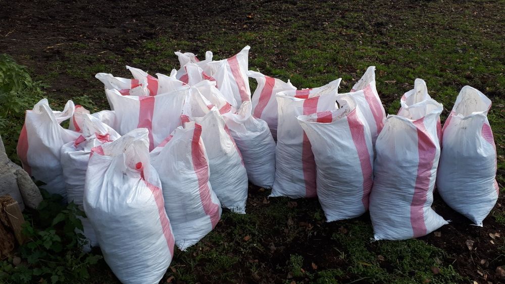 Obornik koński w workach.