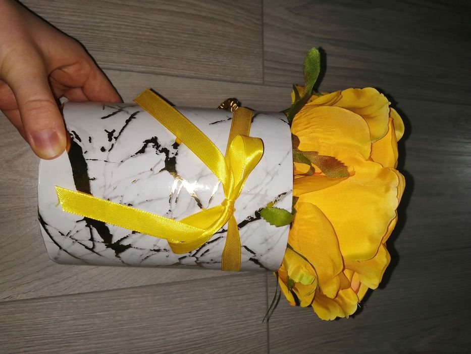 Flowerbox ze sztucznych kwiatów