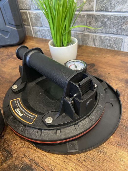 Вакуумна помпова присоска з рівнем тиску