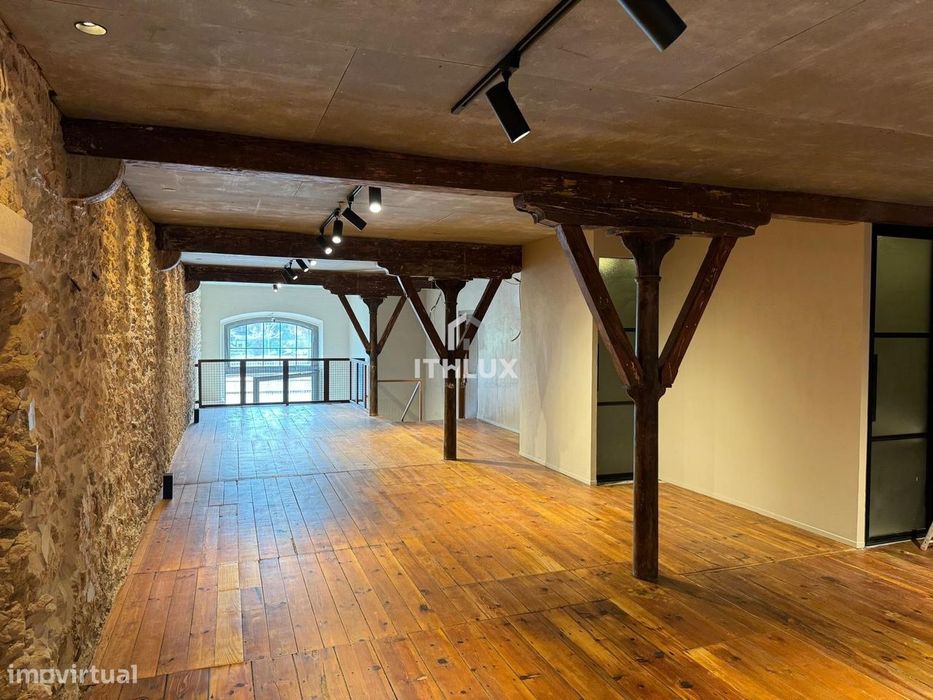 Comércio - Serviços para Investimento, em edifício histórico na frente