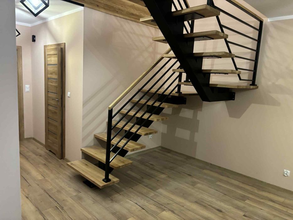 Schody na konstrukcji metalowej