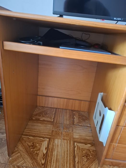 Secretária de madeira.