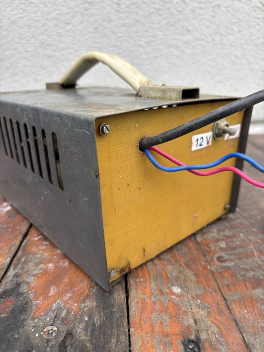 Продам зарядний пристрій