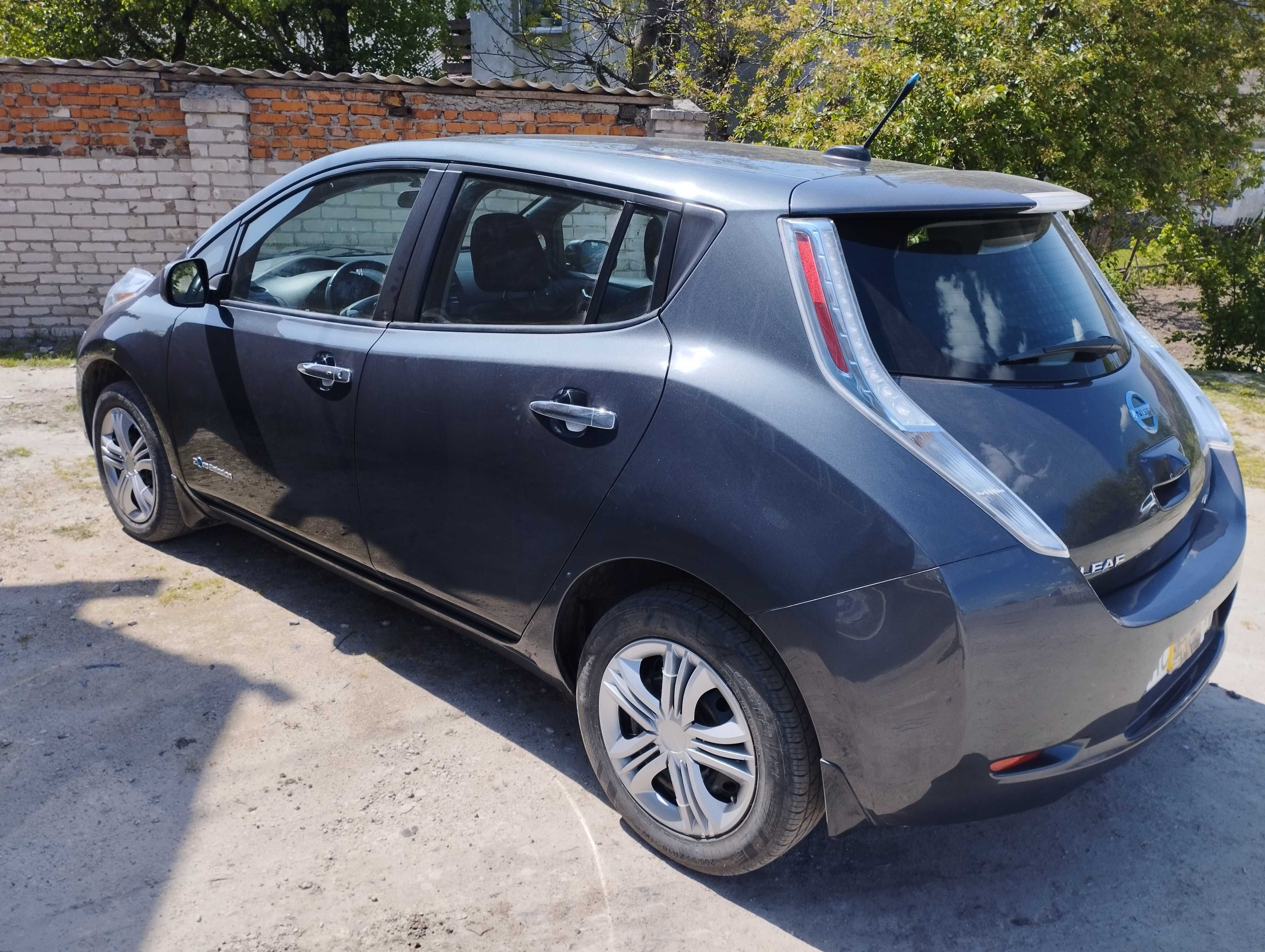 NISSAN LEAF легковий електромобіль