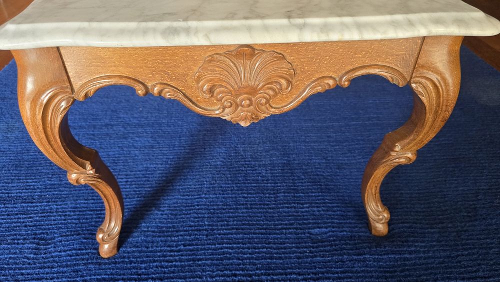 Mesa de apoio com tampo em mármore