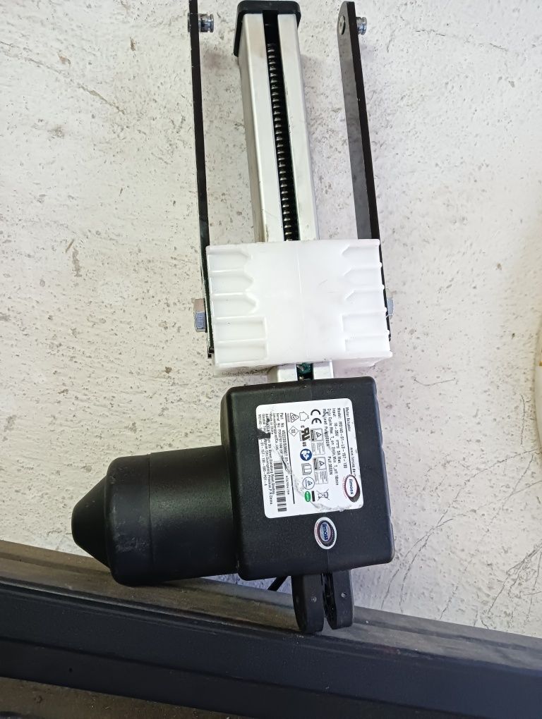 Pojedynczy  siłownik elektryczny z mocowaniem skok 13 cm