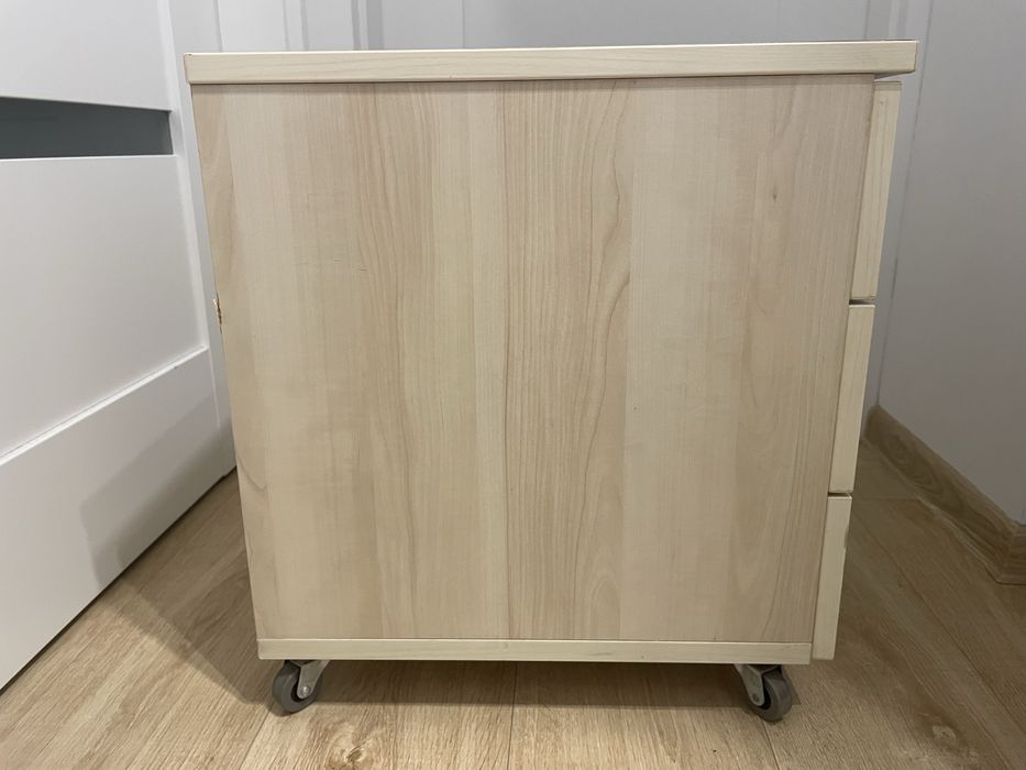 Kontenerek jasny na kolkach