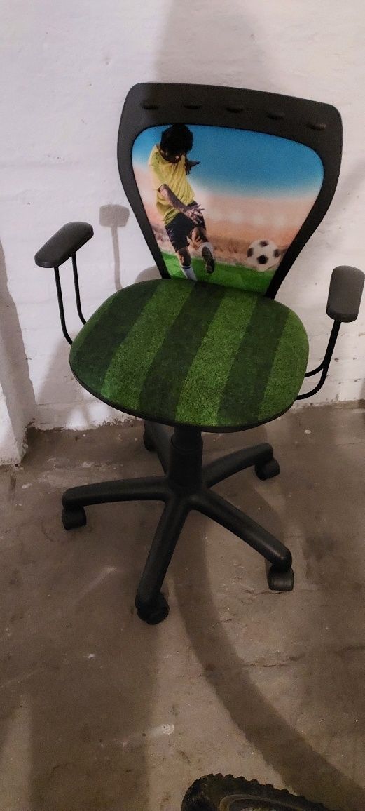 Fotel do biurka dla chłopca.