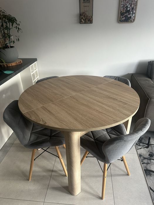 Stół okrągły  z 4 krzesłami