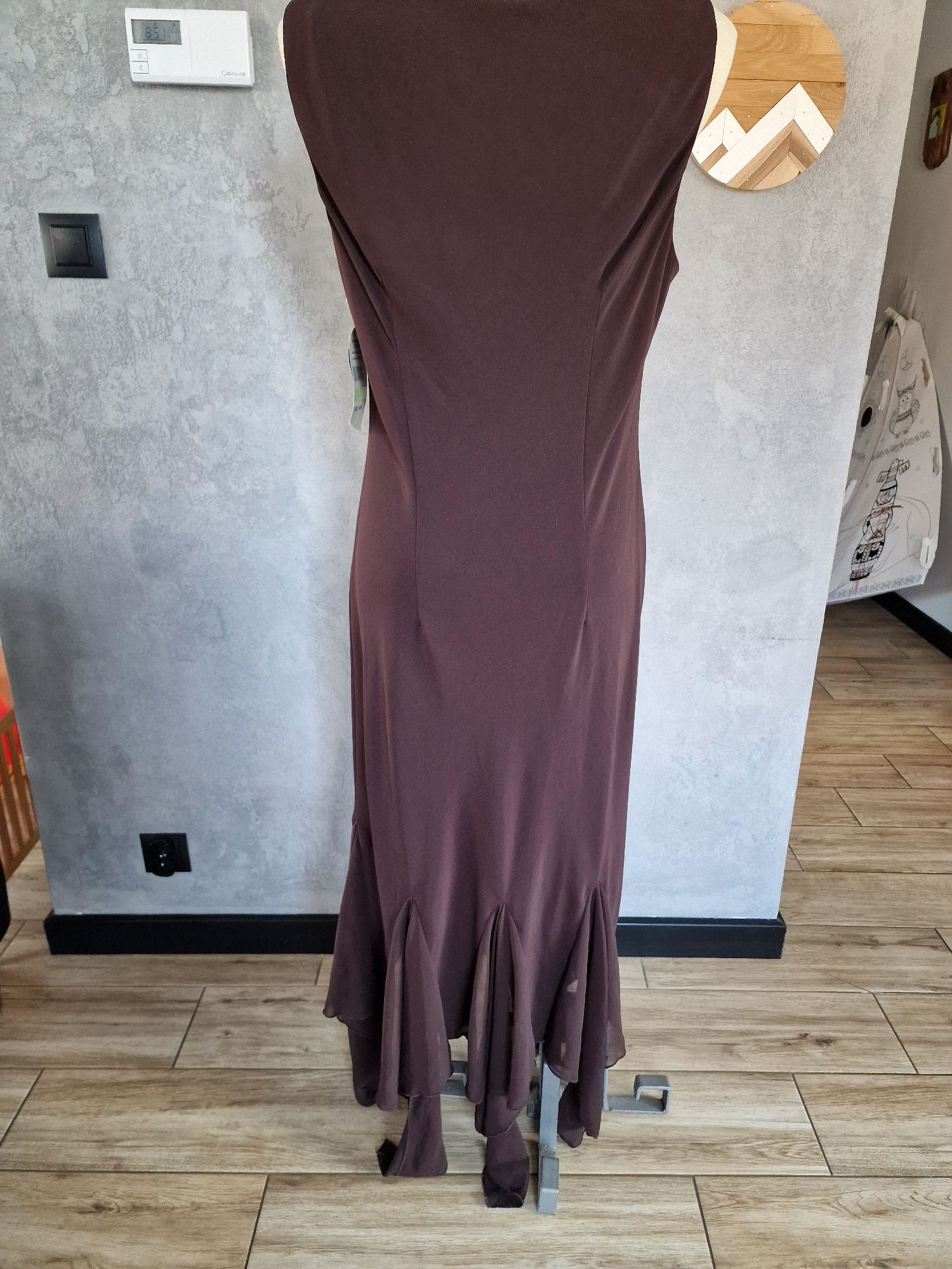 Brązowa sukienka maxi wiązanie przy dekolcie