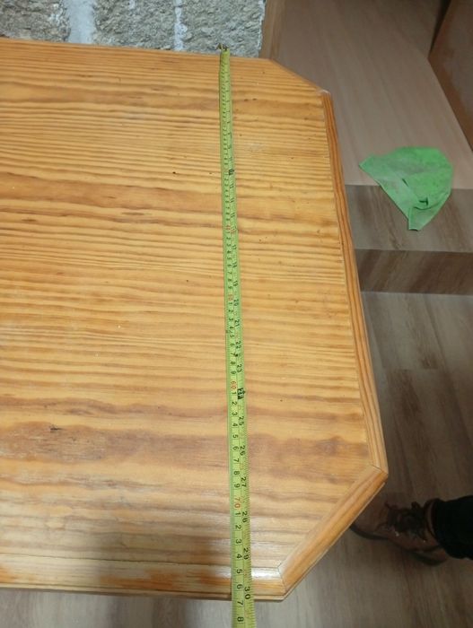 Mesa em pinho a precisar de arranjo