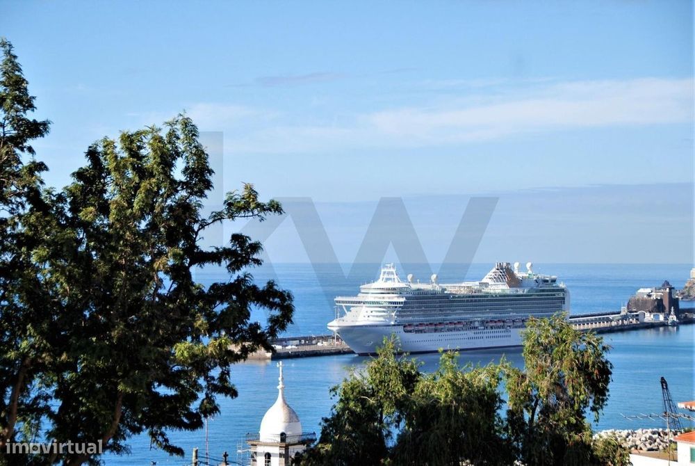 T2 bem conservado, no centro do Funchal, perto da Zona Velha, com tran