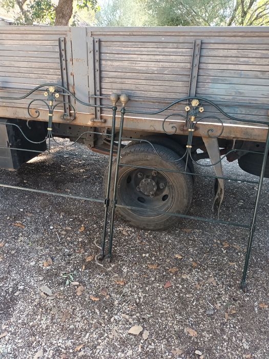 Cama antiga de criança em ferro está  completa