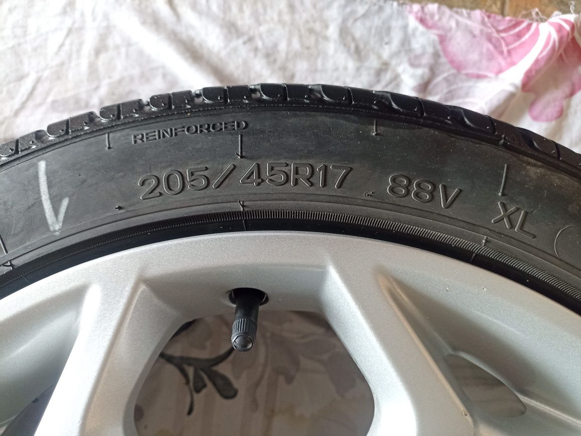 Koła 205/45/17 na oryginalnych felgach aluminiowych 17 cali ford
