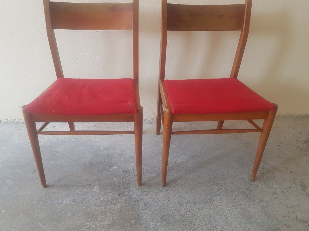 Dwa krzesła drewniane z lat 70-80. Vintage. Cena za kpl.