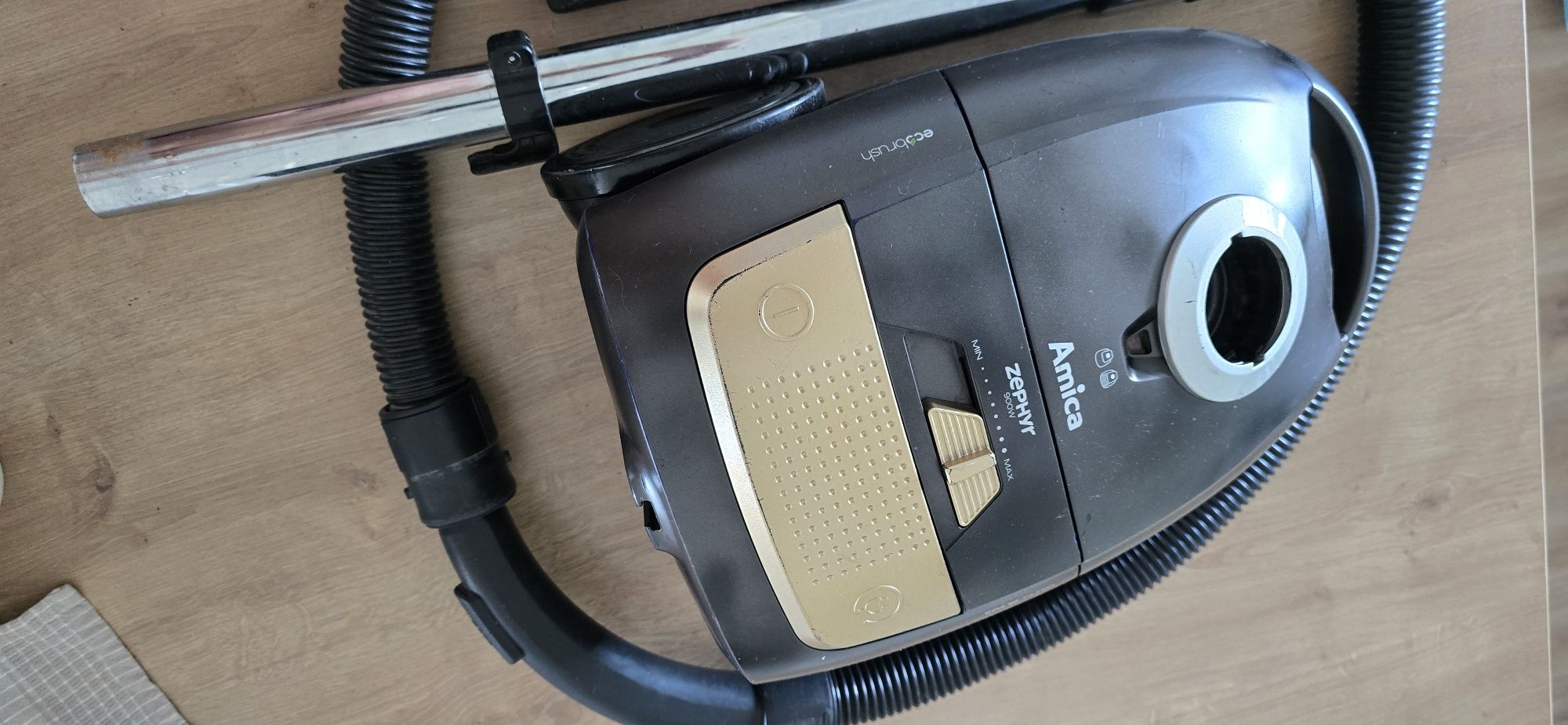 Mocny mały odkurzacz Amica Zephyr o mocy 900W.