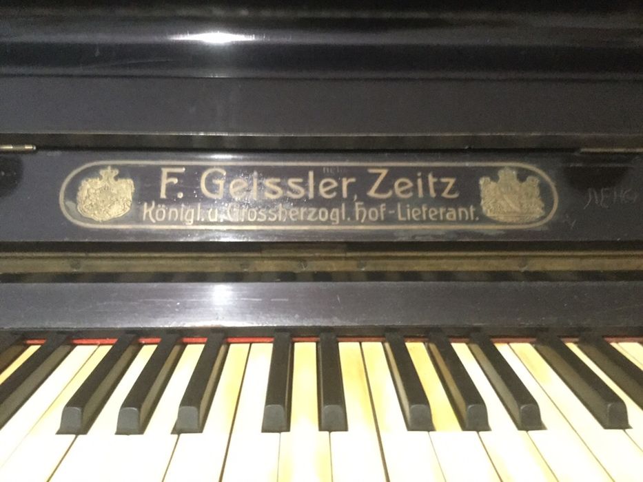 Пианино антикварное.