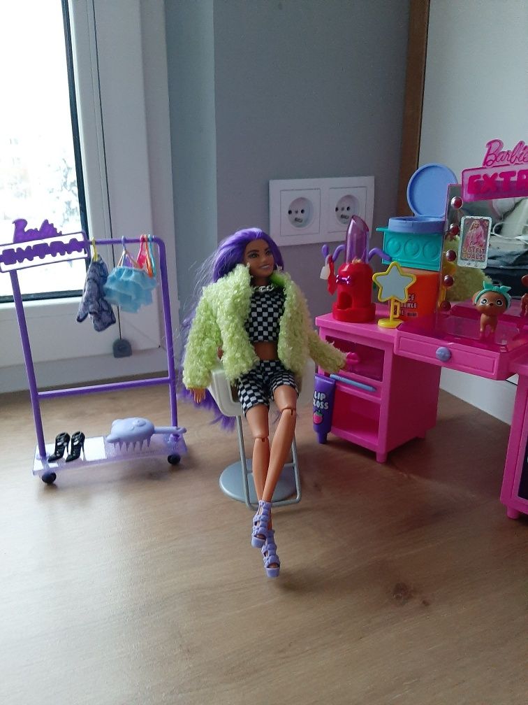 Barbie Extra Toaletka zestaw z lalka-stan idealny