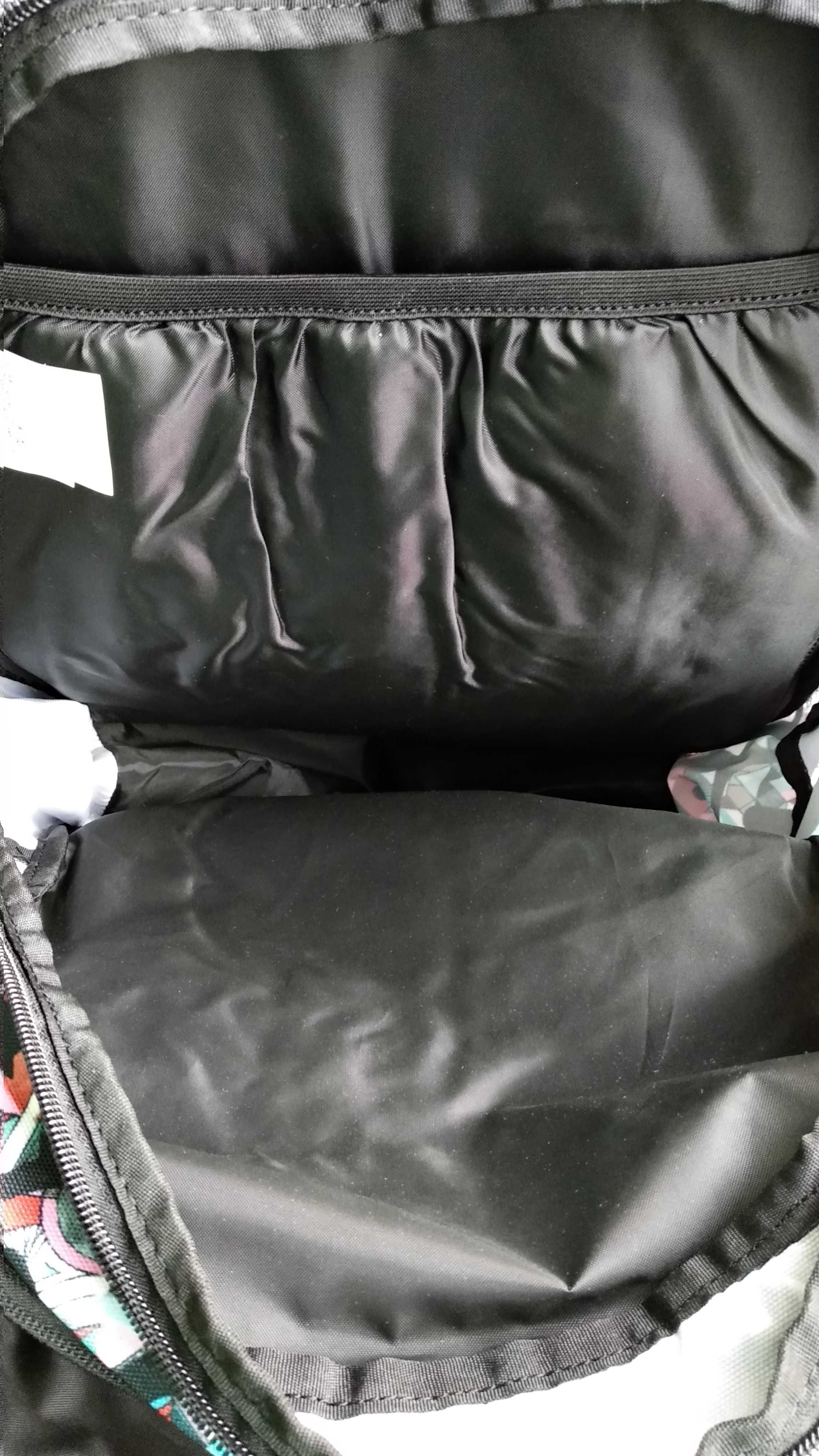 Рюкзак в школу Roxy черный с цветными надписями