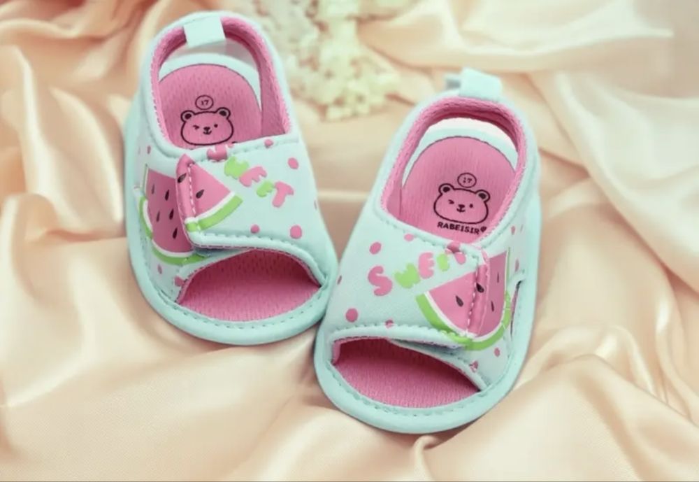 Нові босоніжки для дівчинки