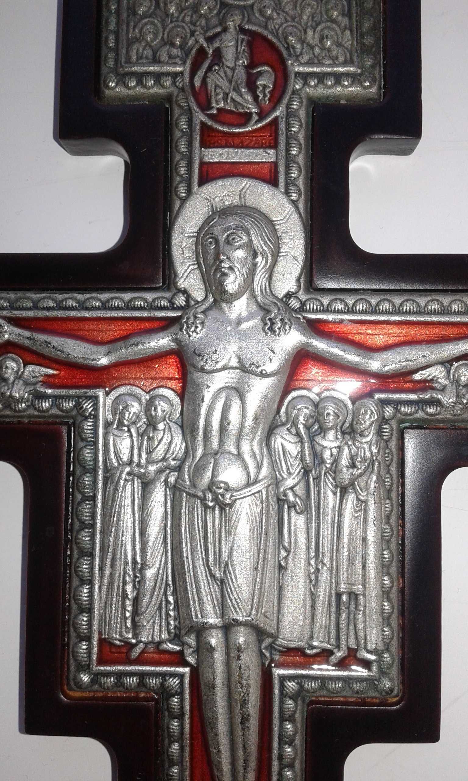 srebrny krzyż na drewnianej desce 16 cm