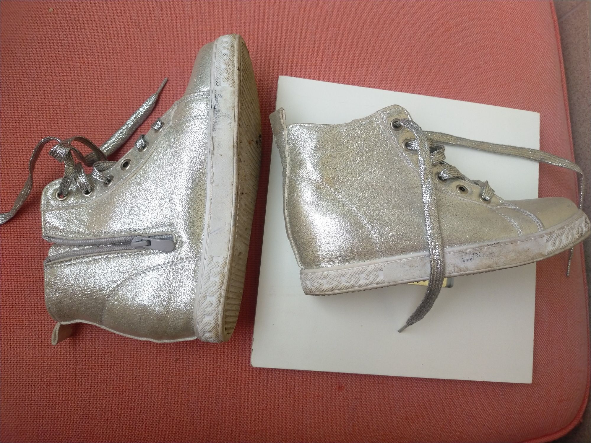 buty srebrne wysokie koturn
