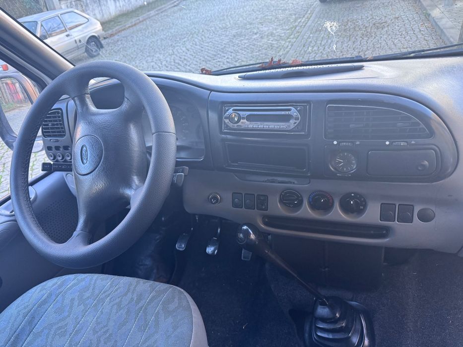 Carrinha Ford Transit 120 Van