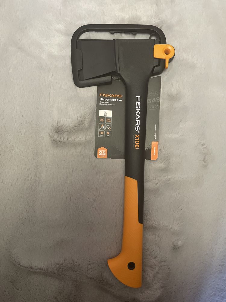 Сокира Fiskars X10