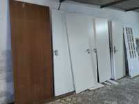 Portas de madeira para interior com ferragens. Sem aros.