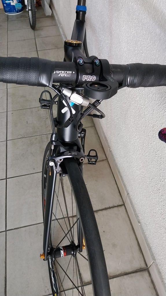 Btwin Alur700 - vários acessórios em carbono