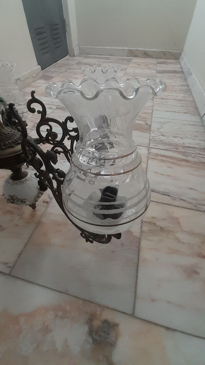 Candeiro de porcelana e latão