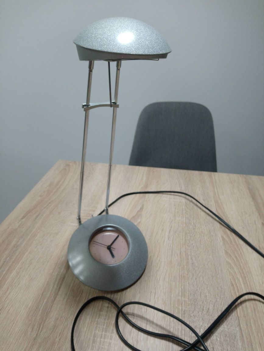 Lampka biurkowa z zegarem