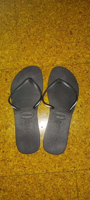 Vendo chinelos havaianas pretas