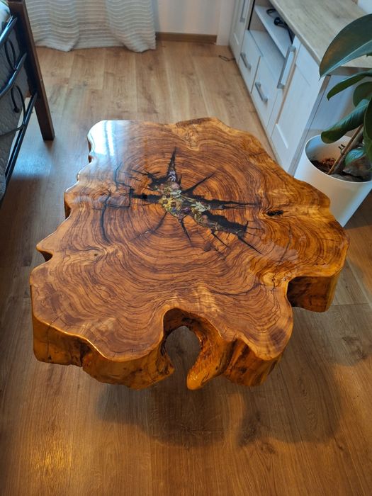 Artystyczny stolik z drewna i żywicy – natura zamknięta w formie