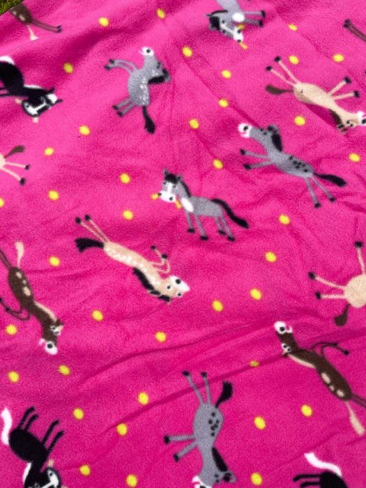 Nowa wyjątkowa polarowa derka róż w brykające kucyki 145 cm