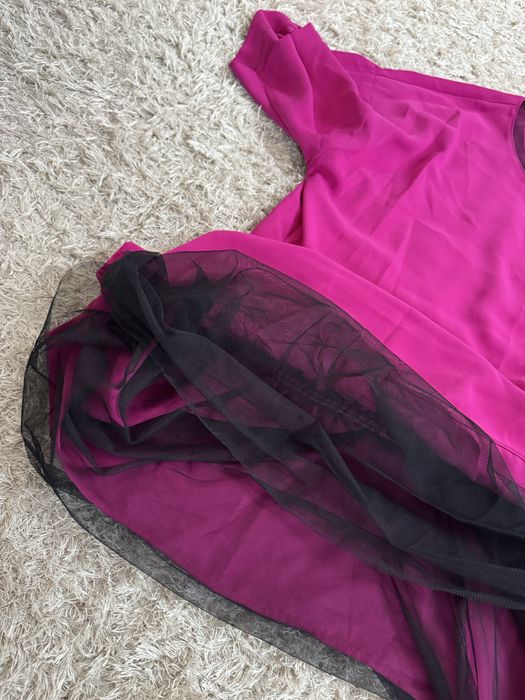 Elegancka rozowa sukienka z ozdobną koronką gladka klasyczna